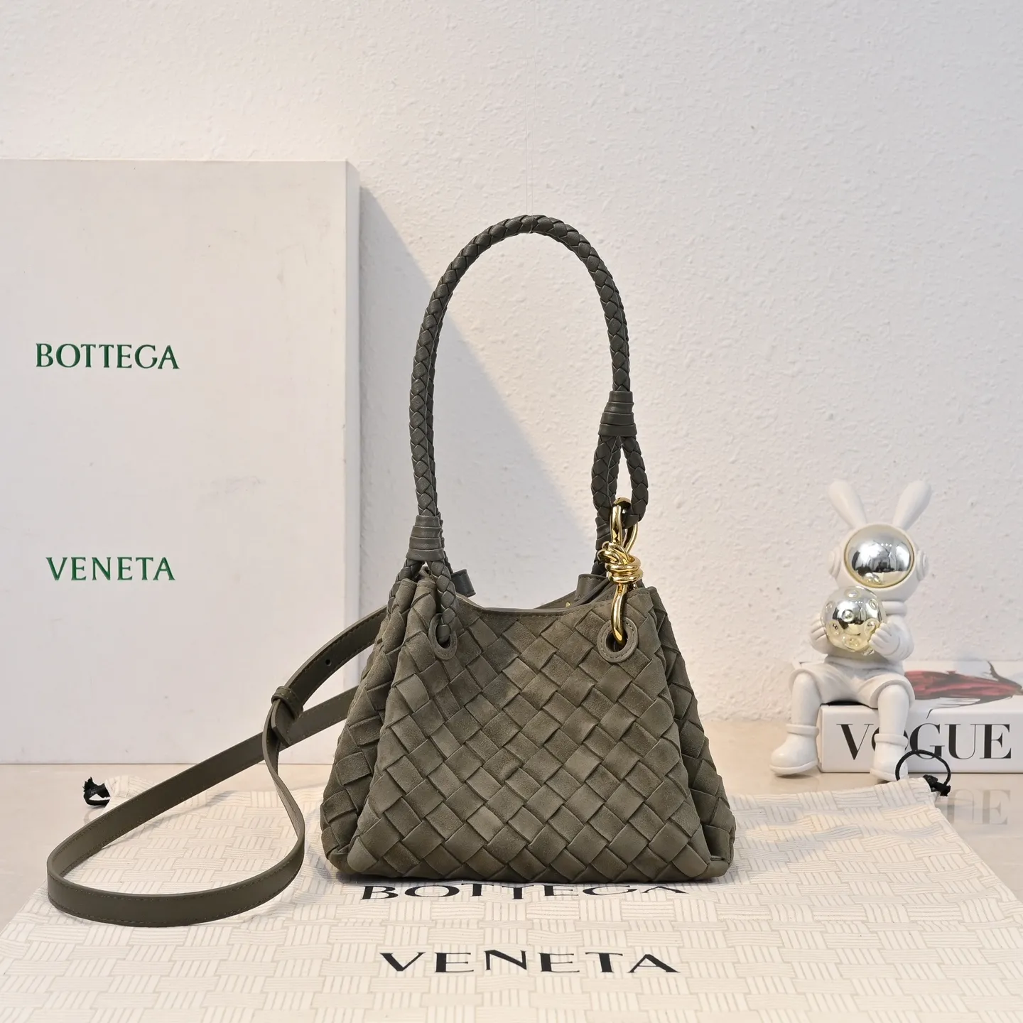 Batch 1760 BV's new intrecciato suede woven leather shoulder bag. It comes with a detachable cross-body strap. It comes with a mini bag inside. The appearance retains the unique design of BV woven. The parachute bag is a bag that makes people excited before seeing the actual thing. The small gold knot embellishment is full of simple and high-end sense to meet your needs in different occasions. Model: 6569 Size: 21X17X16.5cm